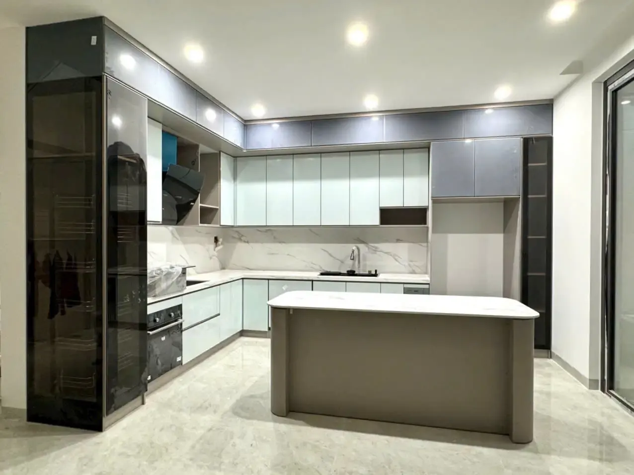 Tủ bếp nhôm cánh kính xám, bản lề giảm chấn Eurogold, khu vực Ngũ Hành Sơn