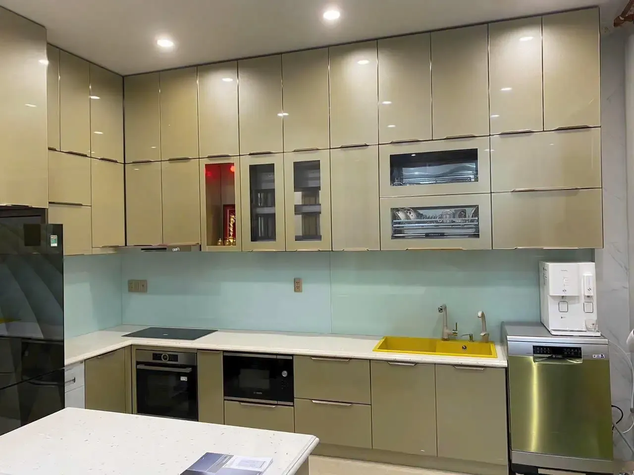 Tủ bếp nhôm kính đen, phong cách tối giản, biệt thự Sơn Trà