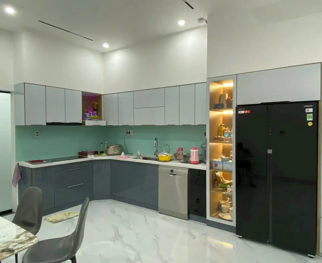 Tủ bếp nhôm kính champagne, tay nắm CNC, nhà phố Liên Chiểu