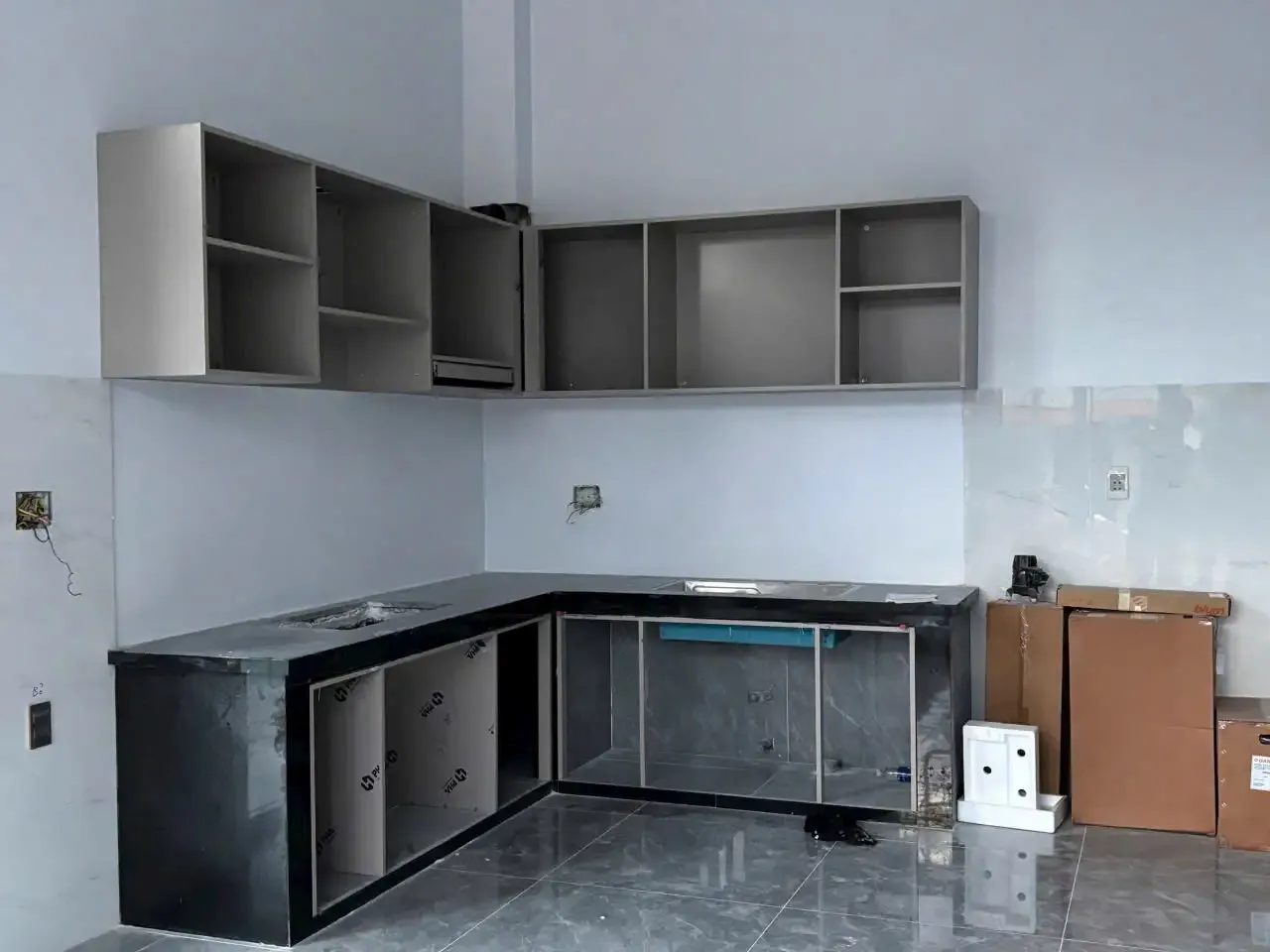 Thùng tủ bếp nhôm nguyên khối 18mm, mặt lưng tổ ong 5mm chống ẩm tối ưu