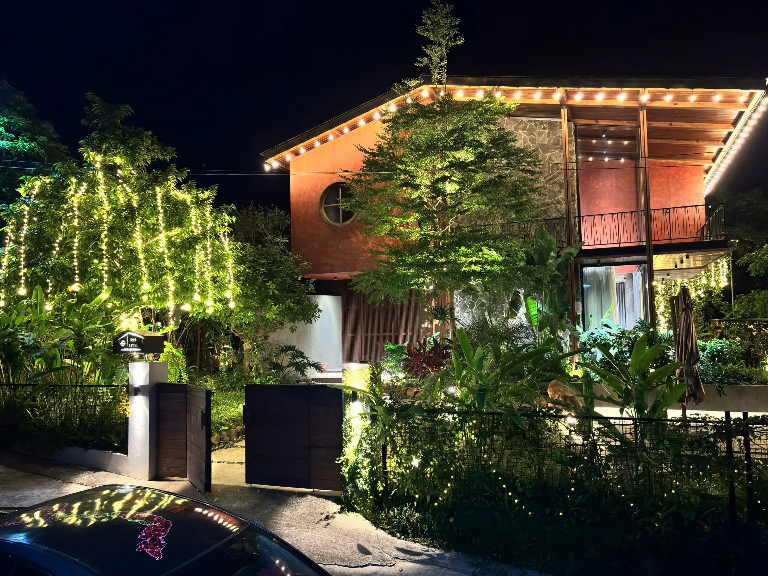 Quy trình lắp đặt đèn LED quấn cây chuyên nghiệp